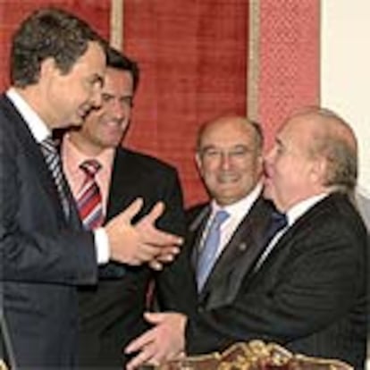 Zapatero conversa con Luis Martín Mingarro, decano del Colegio de Abogados de Madrid, junto al ministro de Justicia, Juan Fernando López Aguilar, y Carlos Carnicer, presidente del Consejo General de la Abogacía.