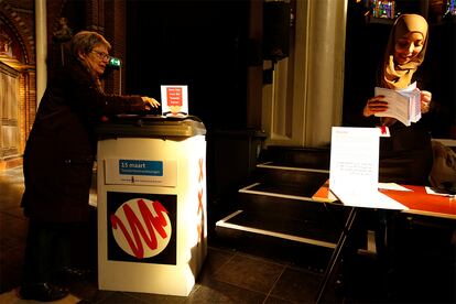 Una mujer ejerce su derecho al voto en una iglesia, en Ámsterdam (Países Bajos).