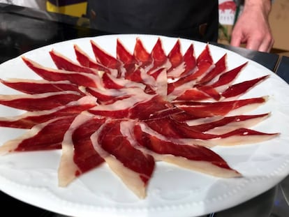 PRIMER CORTE REALIZADO POR DIEGO MORILLO CON LA AYUDA DE UN JAMONERO VERTICAL / CAPEL