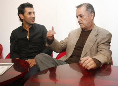 Arcángel y Juan Cobos Wilkins (derecha), ayer en la FNAC de Sevilla.