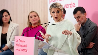 La vicepresidenta segunda del Gobierno, Yolanda Díaz, reúne a los ministros de Sumar y a representantes de los partidos que conforman el grupo parlamentario bajo el lema "Un Estado plurinacional, social y verde", en un acto en febrero de este año en Madrid. Detrás de Díaz, Antonio Maíllo, coordinador federal de IU.