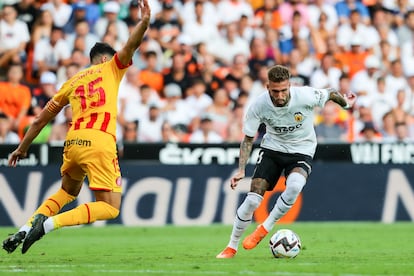 Samu Castillejo controla el balón durante un partido de esta temporada con el Valencia.