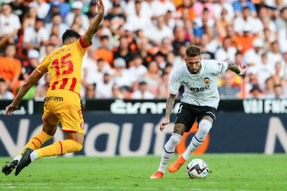 Samu Castillejo controla el balón durante un partido de esta temporada con el Valencia.