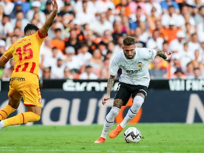 Samu Castillejo controla el balón durante un partido de esta temporada con el Valencia.