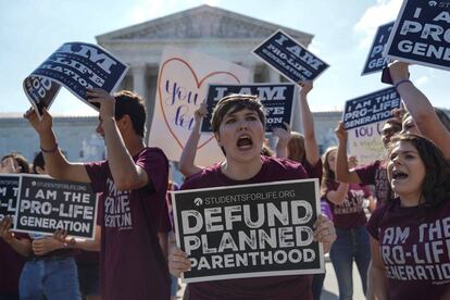 Manifestantes antiaborto se manifiestan el lunes frente al Supremo, en Washington