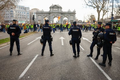 Dispositivo policial cerca de la plaza de la Independencia, en Madrid, donde se concentran este miércoles los agricultores procedentes de diversos puntos de la Península. 