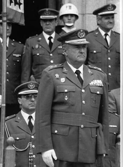 El teniente general (en primer plano), en un acto oficial en 1988.