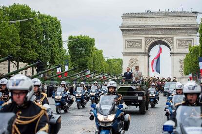 El presidente francés Emmanuel Macron inauguró este domingo las celebraciones de la fiesta nacional de Francia, al bajar los Campos Elíseos de París a bordo de un coche de mando antes de iniciarse el tradicional desfile militar, al que asisten otros líderes europeos como la canciller alemana Angela Merkel.