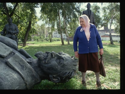 Una mujer observa un monumento caido de Félix Dzerzhinski, fundador del KGB, en Moscú en 1991.