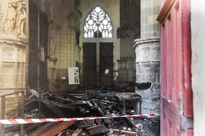 Estado del interior de la catedral de Nantes tras el incendio de este sábado. Según la fiscalía, todo apunta a un incendio intencionado. “Hay tres puntos de partida del fuego, eso nos lleva a privilegiar la hipótesis criminal, esto no ha sido casualidad”, declaró el fiscal de Nantes, Pierre Sennes, en la radio regional France Bleu.