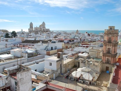Vista de Cádiz con la torre mirador Bella Escondida (a la derecha de la foto). 