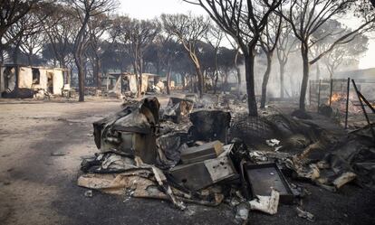 La carreteras de entrada y salida de Matalascañas han quedado esta madrugada completamente abiertas. En la imagen, estado de las instalaciones del camping Doñana tras el incendio, el 26 de junio de 2017.