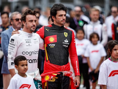 Fernando Alonso y Carlos Sainz durante el Gran Premio de Barcelona el 4 de junio.