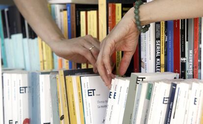 Exposición de libros en una caseta durante la Feria del Libro.