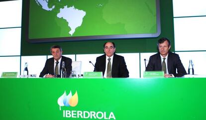 San Pedro, Galán y Sainz, en la presentación celebrada en Londres.