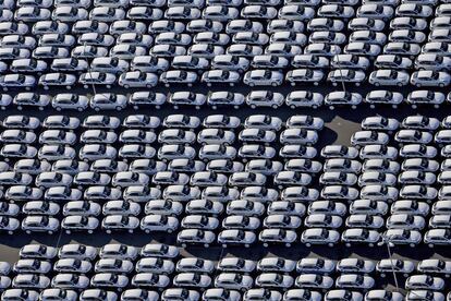 Vista aérea del estacionamiento de automóviles de Porsche en una fábrica de Leipzig (Alemania).