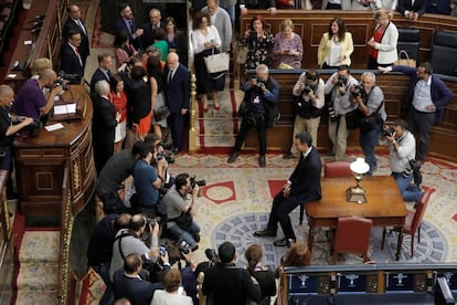 Pedro Sánchez, posa para la prensa gráfica como nuevo presidente del Gobierno.