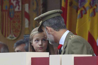 El rey Felipe VI habla con su hija la princesa Leonor en la tribuna.