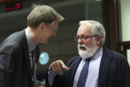 El ministro de Agricultura y Pesca español, Miguel Arias Cañete (d), conversa con el comisario europeo de Medio Ambiente, Janez Potocnik, el pasado lunes durante el consejo de ministros de Medio Ambiente de la Unión Europea (UE).