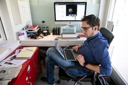 Carlos Rosillo, editor de fotografía en la web, teletrabajando desde casa. 