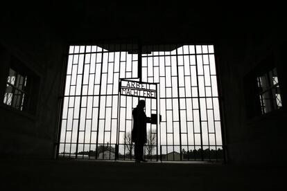 Un hombre entra en el campo de exterminio nazi de Sachsenhausen nazi el Día Internacional del Holocausto, en Oranienburg, Berlín.