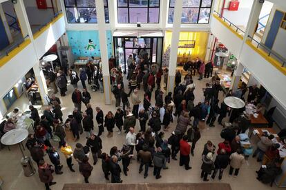 Colas en un colegio de Barcelona