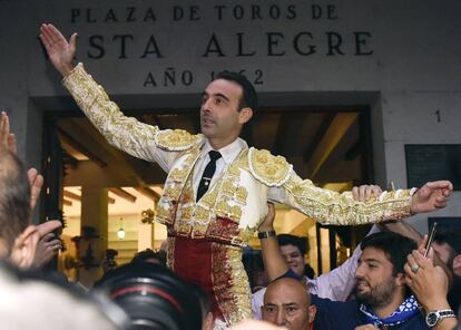 Enrique Ponce, a hombros en la feria bilbaína de 2017.