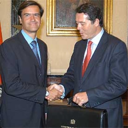 López Aguilar (izquierda) recibe la cartera de José María Michavila.