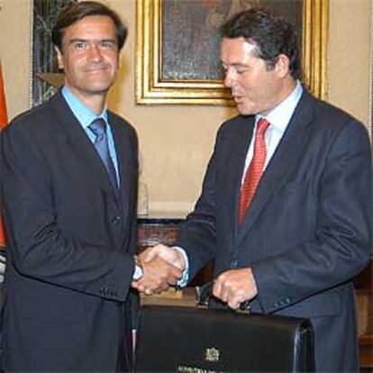 López Aguilar (izquierda) recibe la cartera de José María Michavila.