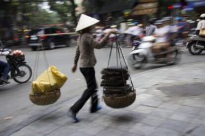 Una vendedora ambulante de comida en el Barrio Antiguo de Hanói (Vietnam).