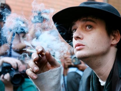 El músico Pete Doherty ha ingresado en el hospital, con problemas respiratorios, lo que le ha obligado a la cancelar su gira. Según ha confirmado su representante en la web NME, el artista se encuentra en observación médica en el Swindon Hospital.