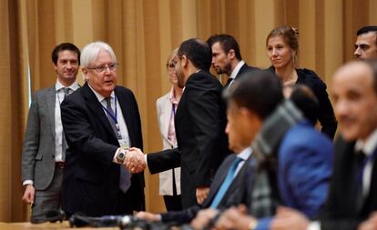 El mediador de la ONU, Martin Griffiths, saludoa al jefe de la delegación rebelde, Mohamed Abdelsalam.