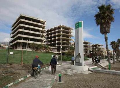 Vecinos de Estepona, junto al conjunto que comenzó a ser demolido ayer.