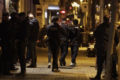 Imagen de la intervención policial en la calle Amigó de Barcelona.