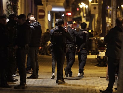 Imagen de la intervención policial en la calle Amigó de Barcelona.