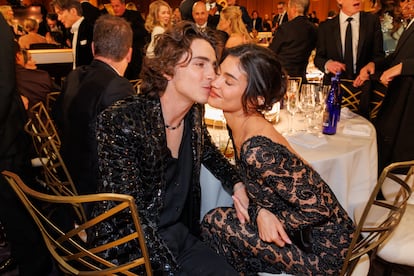 Pese al pasado mediático de Jenner y a que actualmente es una de las personas más seguidas del mundo en Instagram (concretamente la sexta, con 393 millones), la empresaria ha mantenido a su novio fuera del ‘reality show’ de su familia y de su narrativa. En 2024 lo explicaba en una entrevista en la versión estadounidense de la revista ‘Elle’: “Creo que es importante guardarse las cosas para uno mismo. A veces me cuesta tomar una decisión por mí misma, así que con la opinión de todo el mundo... puede ser difícil”. Porque hay reglas en el universo Jenner-Chalamet. Hasta esta semana no habían dudado en asistir juntos a todo tipo de eventos, pero nunca habían posado en la alfombra roja, poniendo de manifiesto que su relación queda al margen de las promociones de sus respectivas carreras. Aunque eso no ha impedido que Kylie acudiera en apoyo del actor a las ceremonias de premios de los últimos años, desde que se sentó junto a él en los Globos de Oro de 2024 (en la foto).