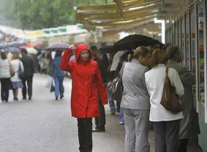 Lluvia en el primer día de la Feria del Libro de Madrid.