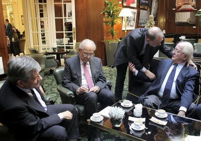 Enirque Barón, Fernando Ledesma, Javier Solana y Javier Moscoso comparten un café en el Palace.