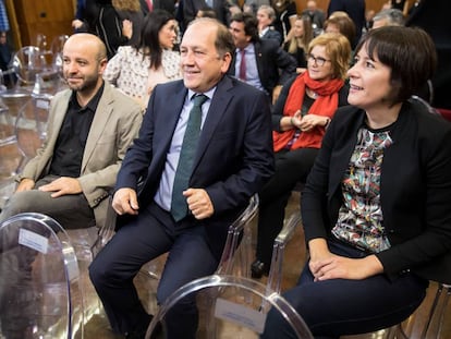 Los portavoces de la oposici&oacute;n, Villares, Leiceaga y Pont&oacute;n, durante el acto de investidura de Feij&oacute;o el a&ntilde;o pasado.