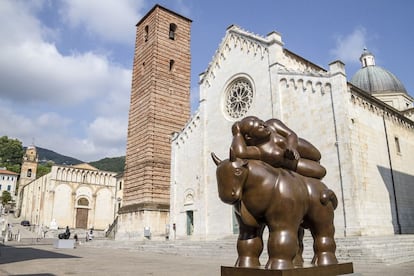 En Pietrasanta están las canteras de mármol de las que se nutría Miguel Ángel, y en sus alrededores vive, dos meses al año, el artista colombiano Fernando Botero, autor de unos curiosos frescos en la Chiesa della Misericordia. En la imagen, una de sus esculturas en la Piazza del Duomo durante una exposición celebrada en 2012.