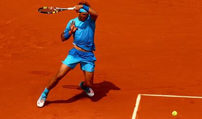 Nadal devuelve la pelota contra Almagro.