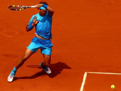 Nadal devuelve la pelota contra Almagro.