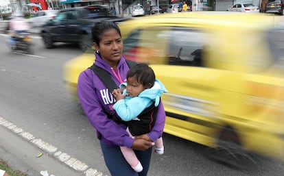 Una migrante venezolana pide dinero en Bogotá, en 2019. 