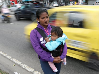 Una migrante venezolana pide dinero en Bogotá, en 2019.