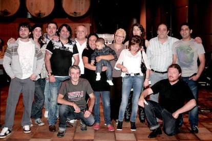 The staff of El Lavaderu restaurant. The alleged poisoner Andrés Avelino is standing fifth from the left.