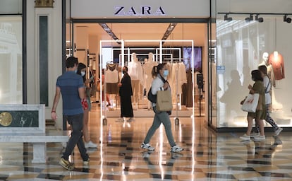 Acceso de una tienda de Zara en un centro comercial de Madrid.