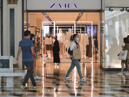 Acceso de una tienda de Zara en un centro comercial de Madrid.