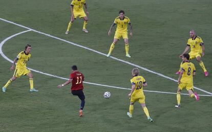 El jugador de España, Ferrán, remara a puerta entre varios jugadores de Suecia, en una ocasión para La Roja.