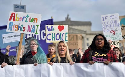 Manifestantes a favor del aborto este lunes en Belfast.