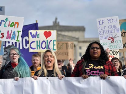 Manifestantes a favor del aborto este lunes en Belfast.